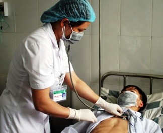 A physician treats a flu patient in the General Hospital in Lao Cai(Photo: VGP)
